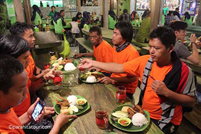 Parahita Tour Customer