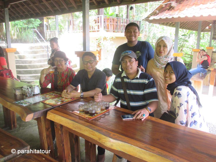 Parahita Tour Customer